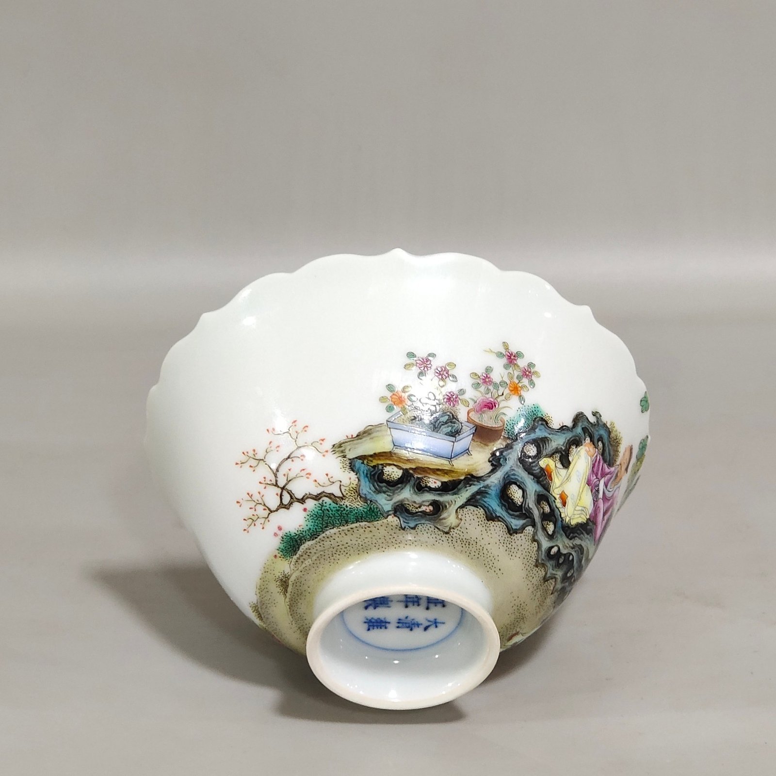 Qing Dynasty Yongzheng character story cup with mouth