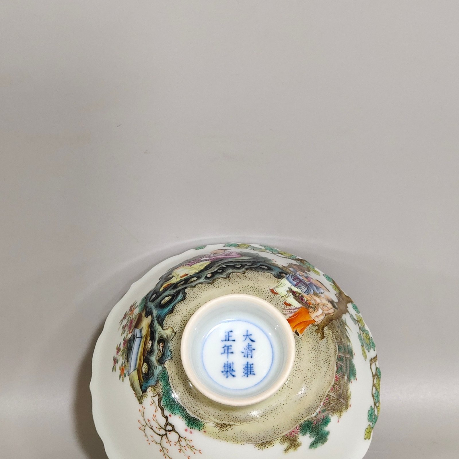 Qing Dynasty Yongzheng character story cup with mouth