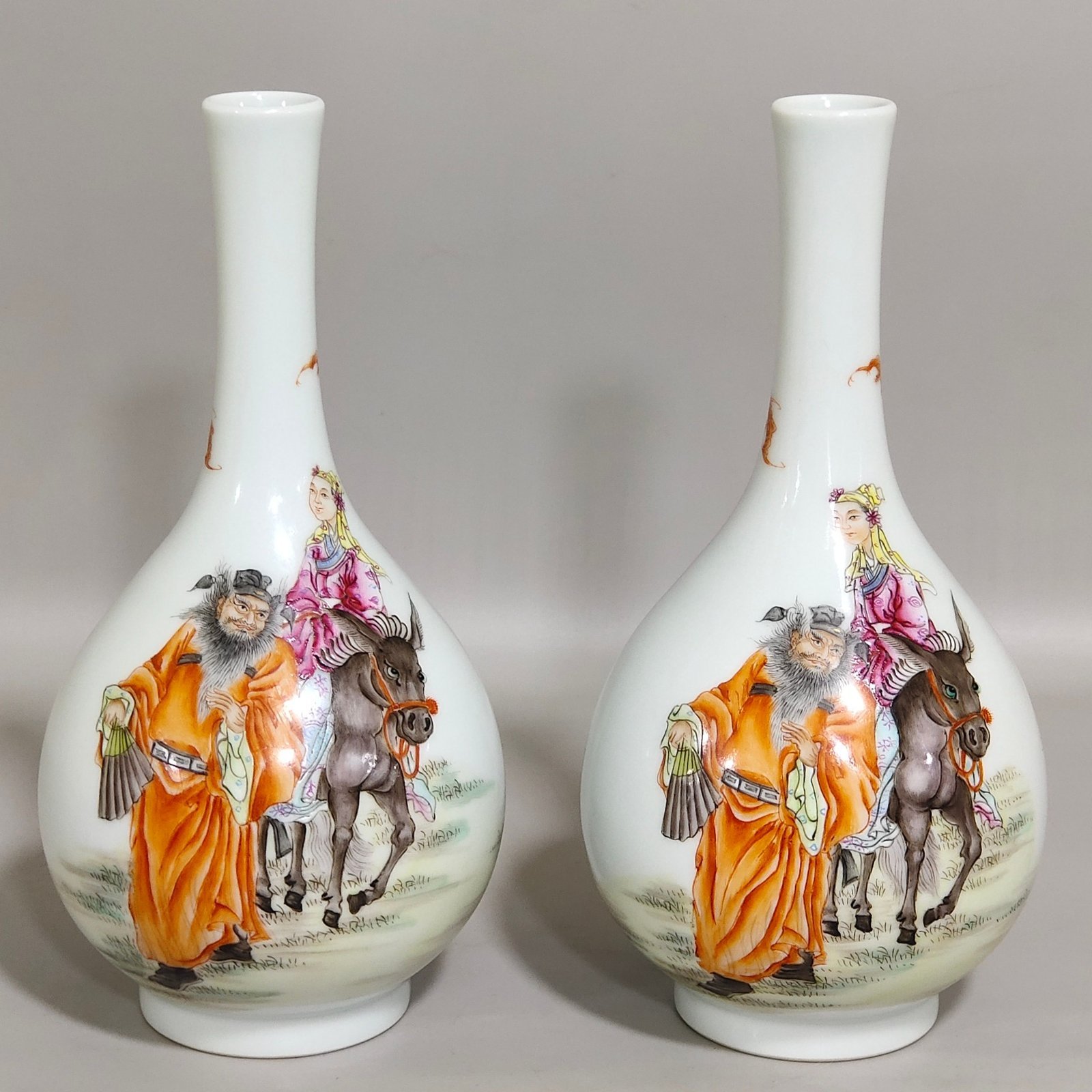 Qing Dynasty Yongzheng Small vase character Zhong Kui marrying his sister