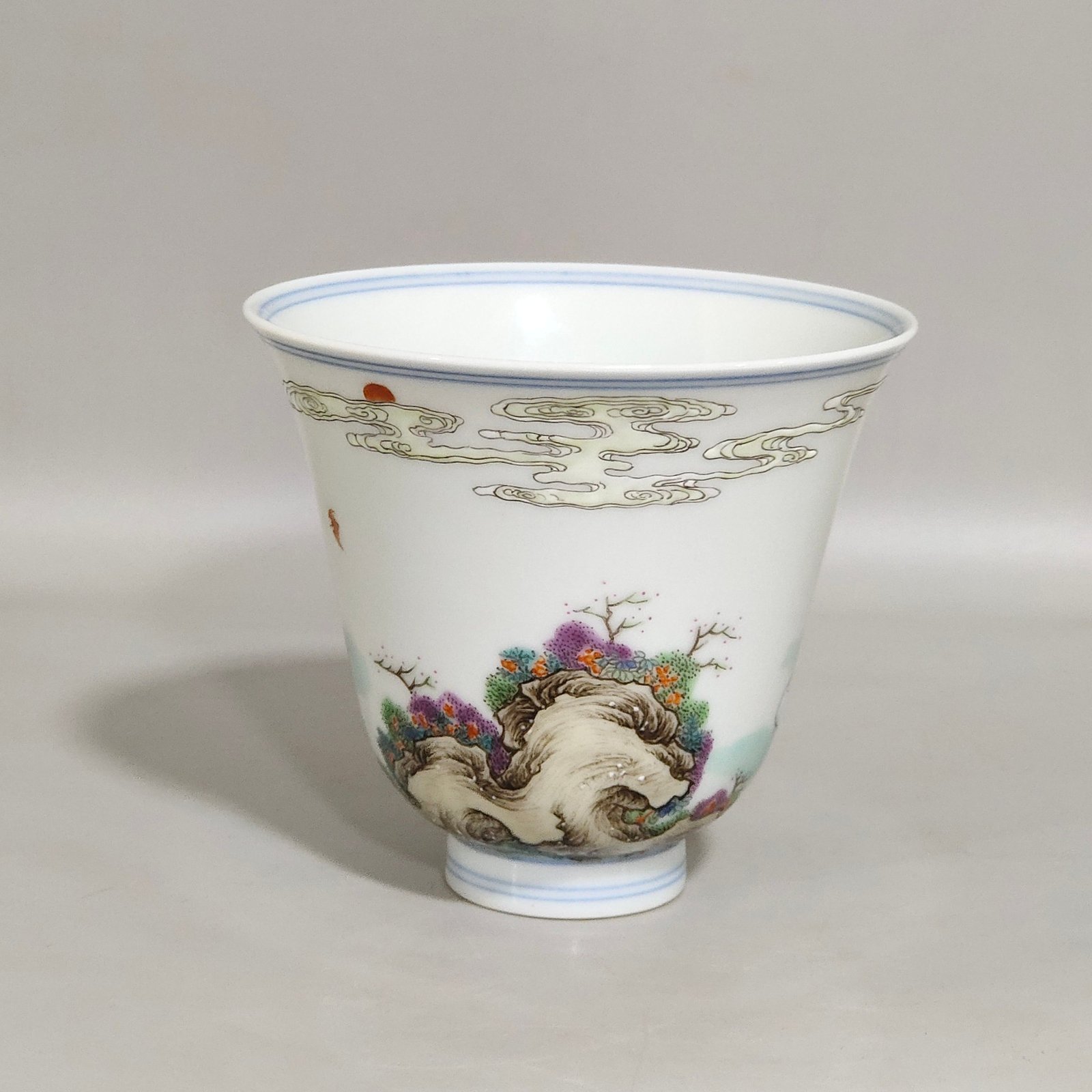 Qing Dynasty Yongzheng character story bell cup