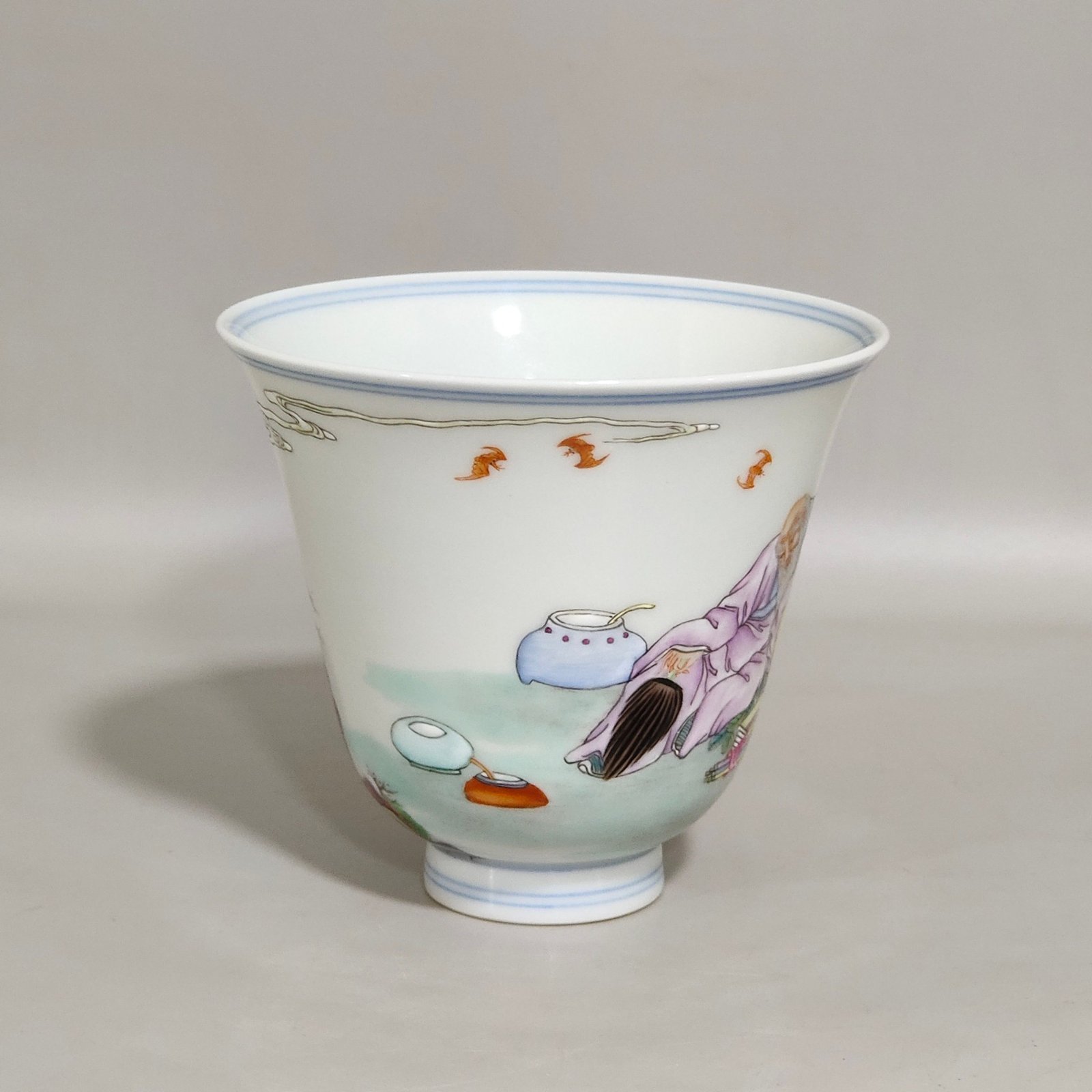 Qing Dynasty Yongzheng character story bell cup