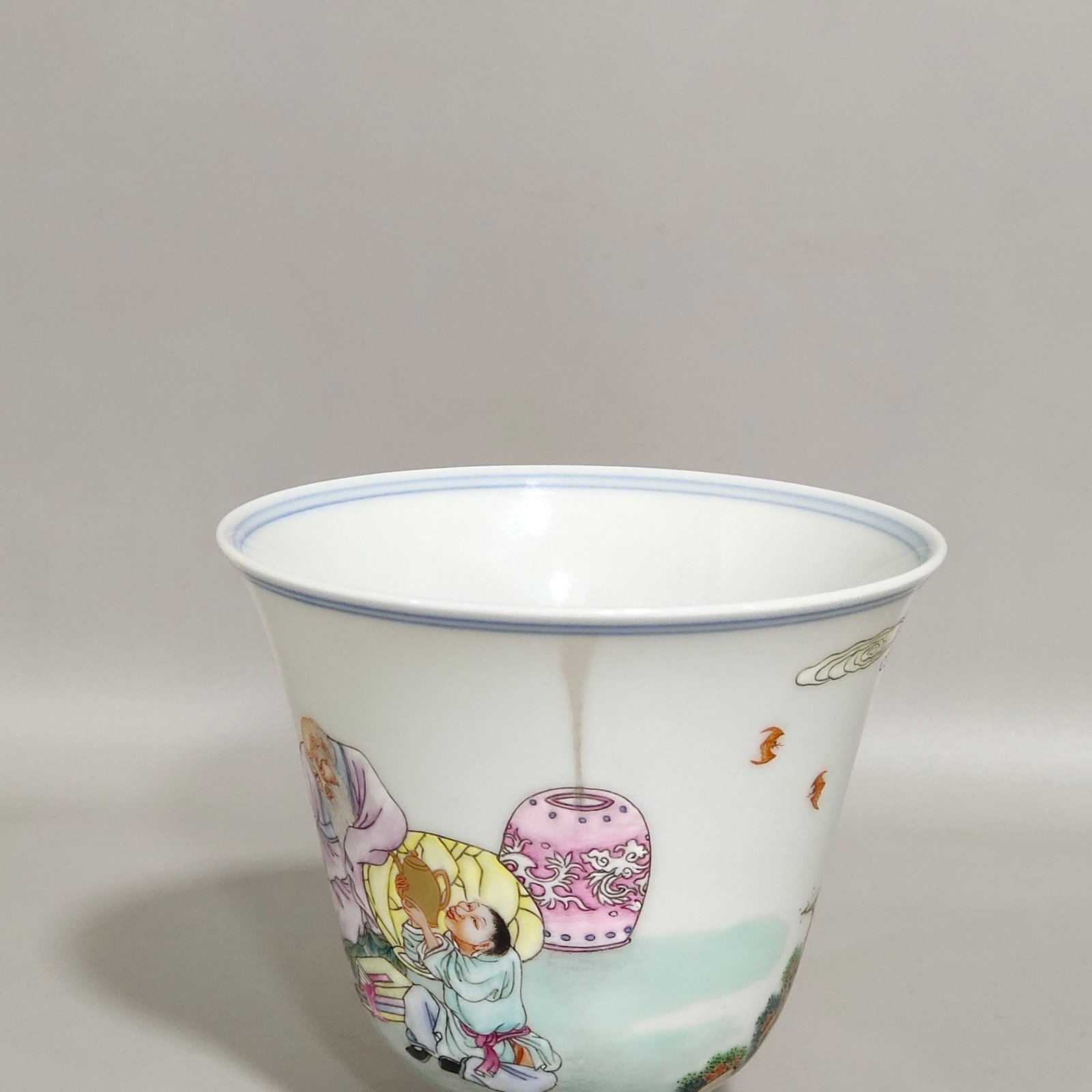 Qing Dynasty Yongzheng character story bell cup