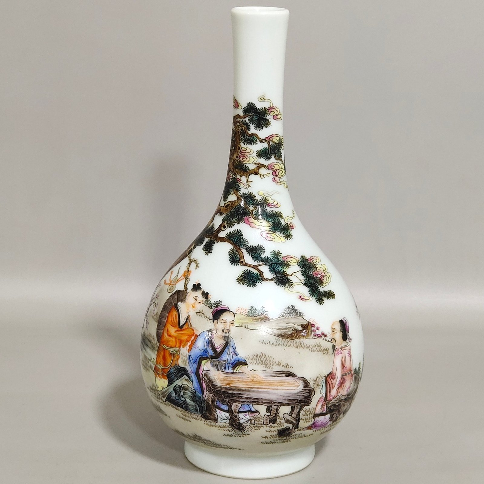 Qing Dynasty Yongzheng character story long-necked bottle