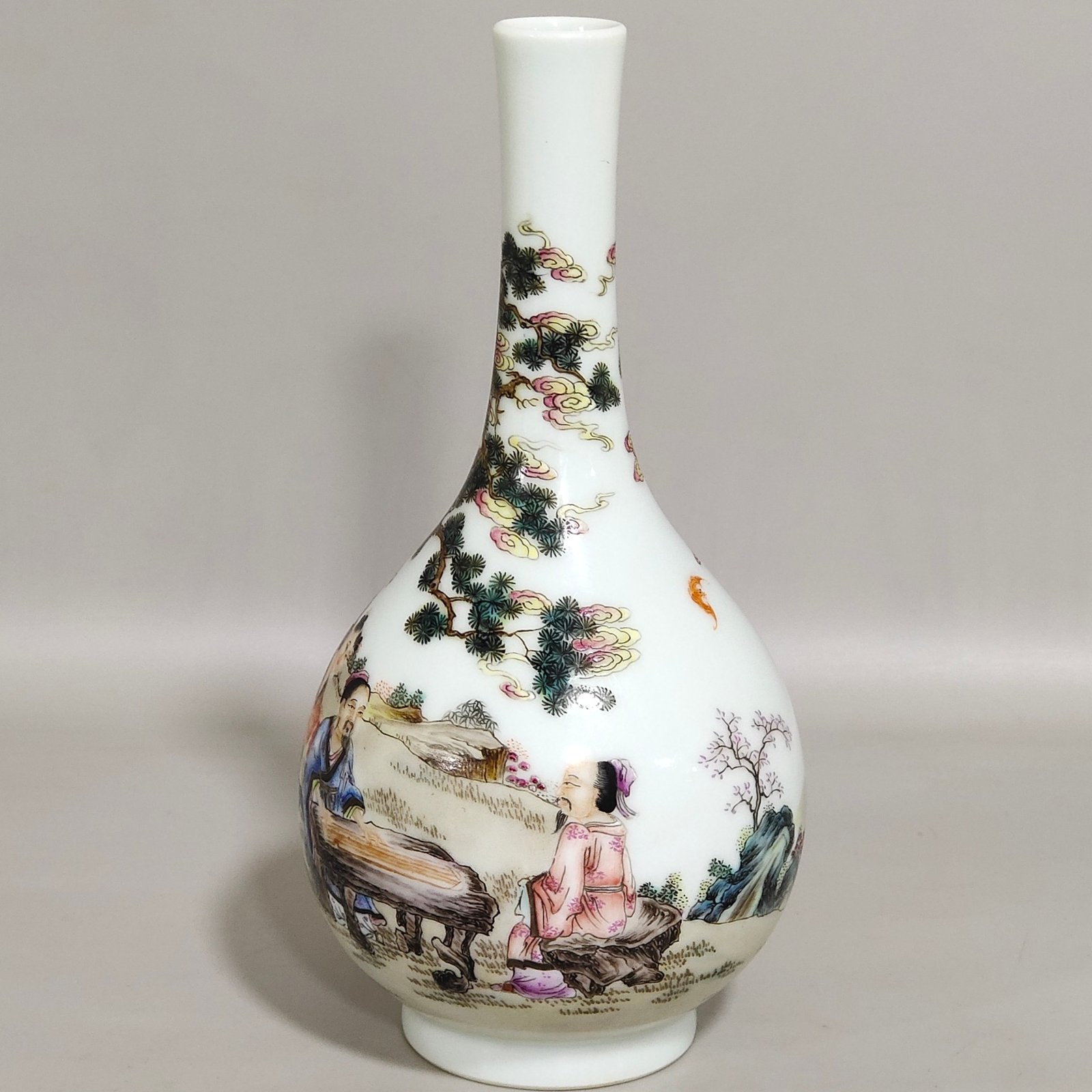 Qing Dynasty Yongzheng character story long-necked bottle