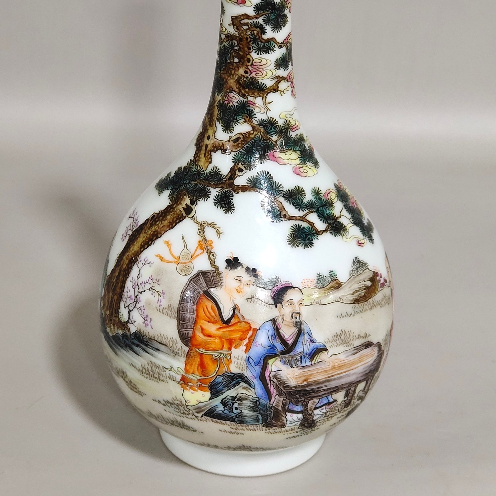 Qing Dynasty Yongzheng character story long-necked bottle