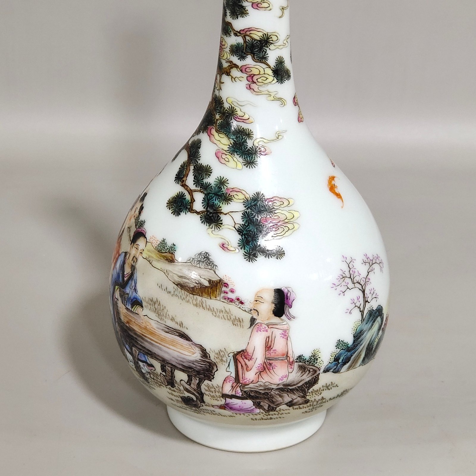 Qing Dynasty Yongzheng character story long-necked bottle
