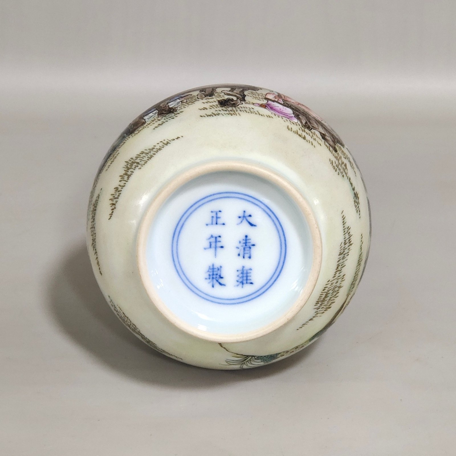Qing Dynasty Yongzheng character story long-necked bottle