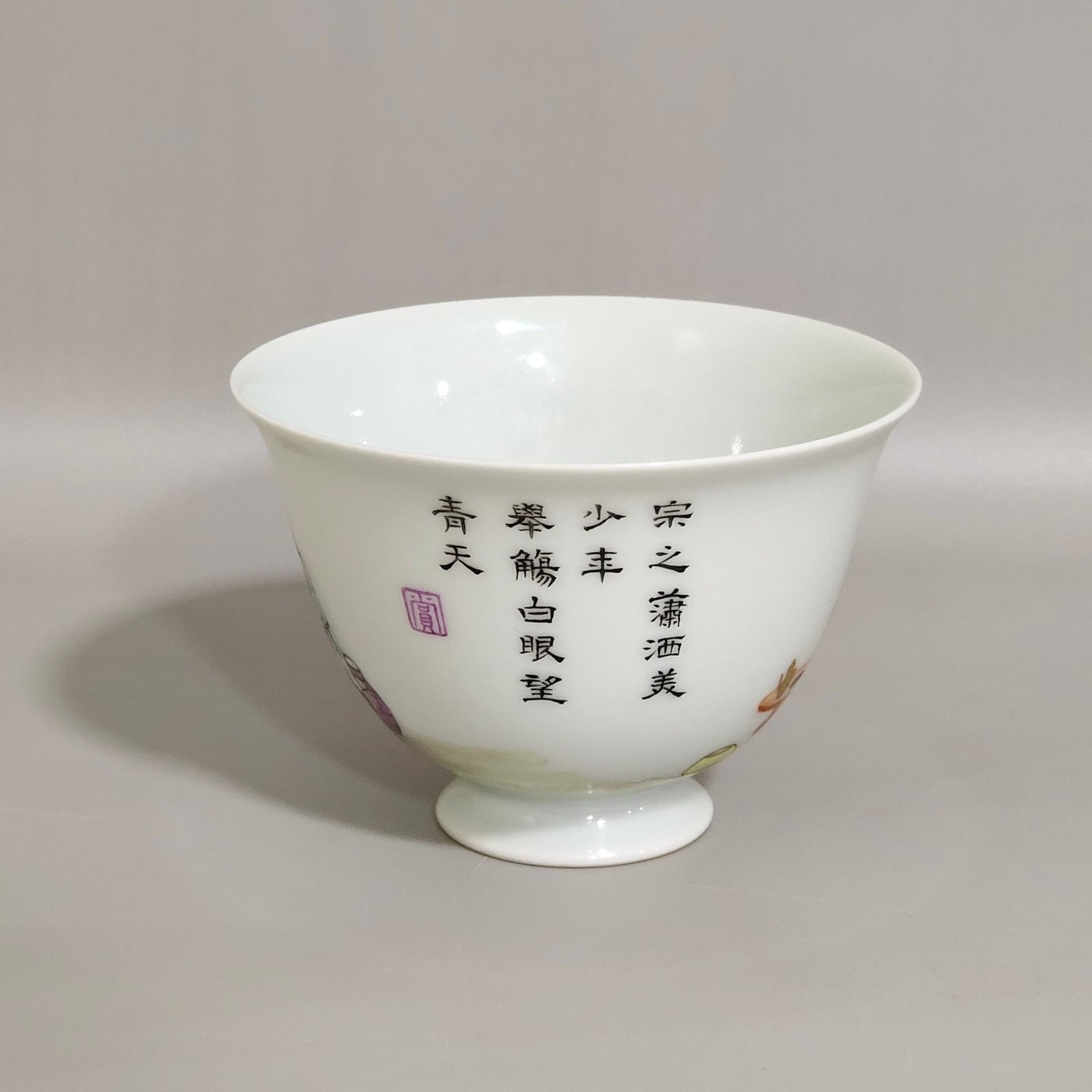 Qing Dynasty Yongzheng characters and stories high legged poetry cup