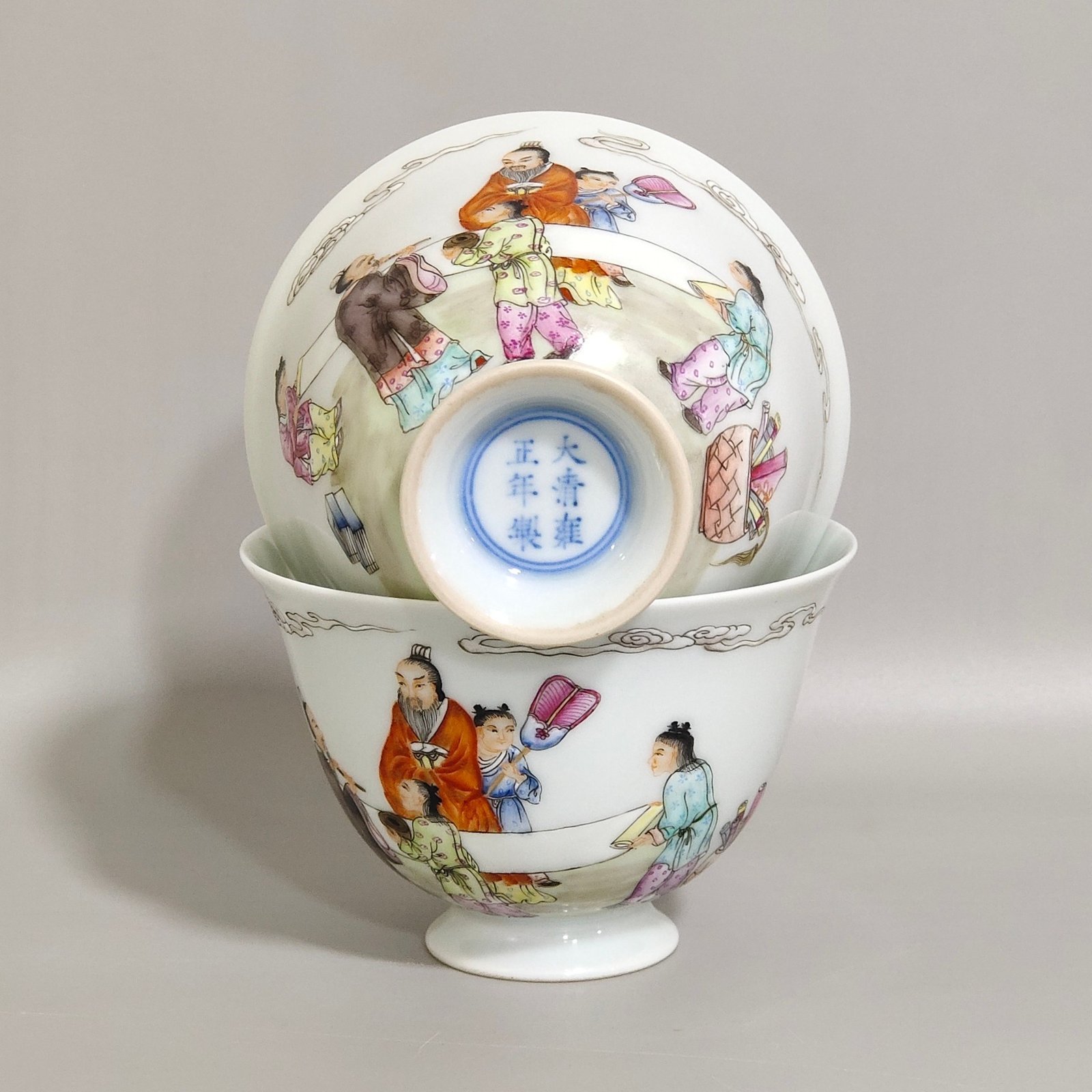Qing Dynasty Yongzheng characters and stories high legged poetry cup