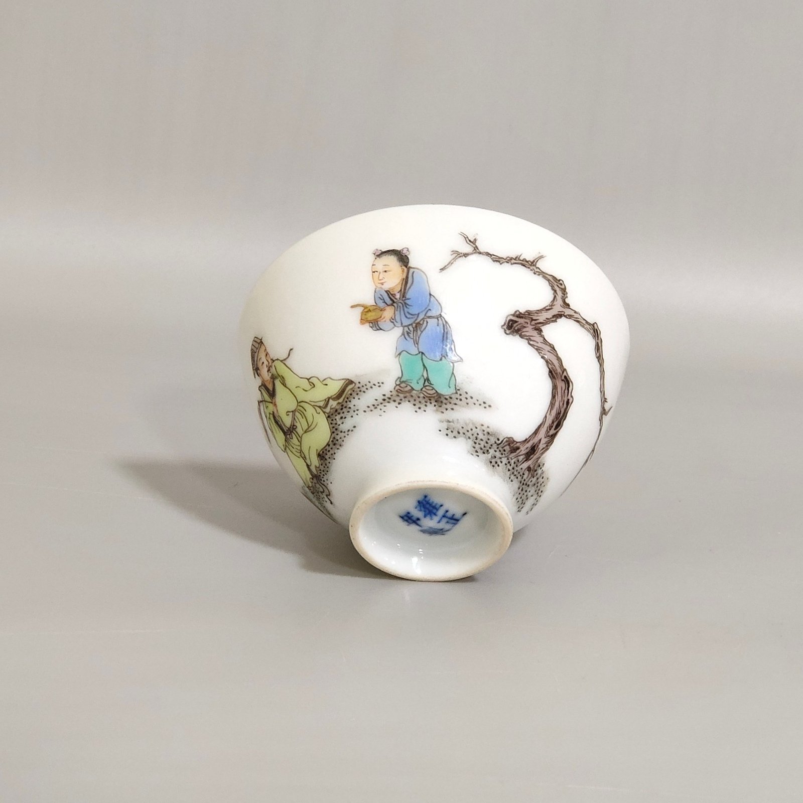 Qing Dynasty Yongzheng character story chicken heart cup
