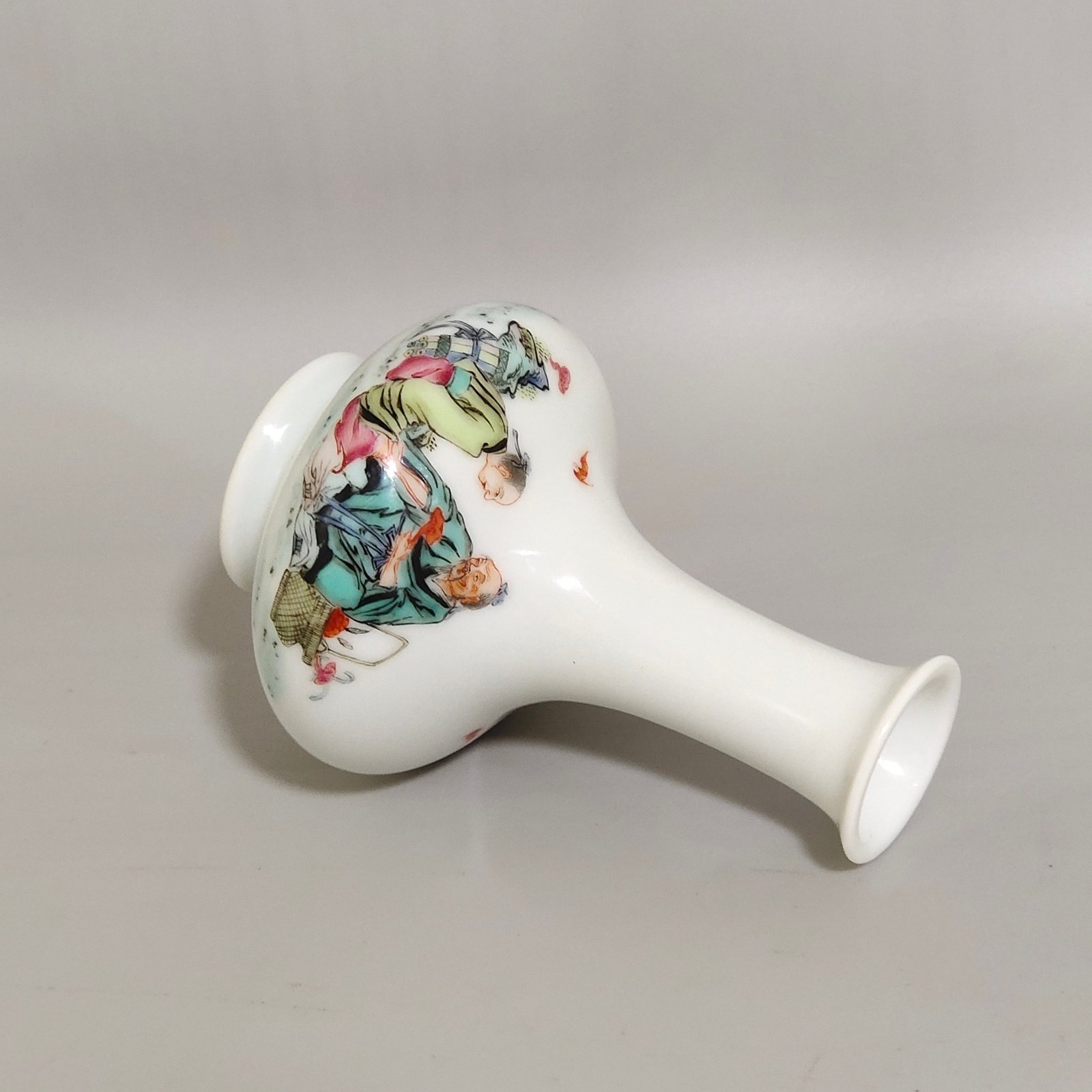 Qing Dynasty Yongzheng immortal’s medicinal vial
