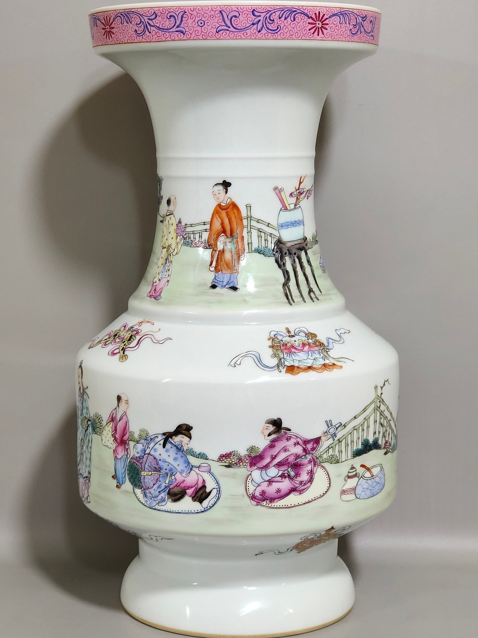 Qing Dynasty Yongzheng eight treasures pattern character story bottle