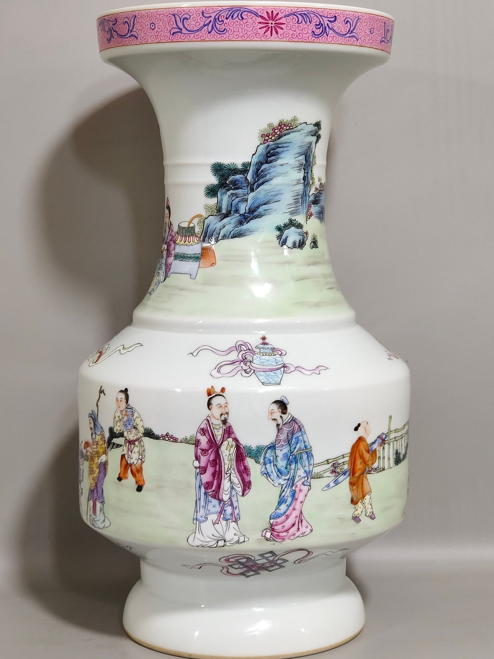 Qing Dynasty Yongzheng eight treasures pattern character story bottle