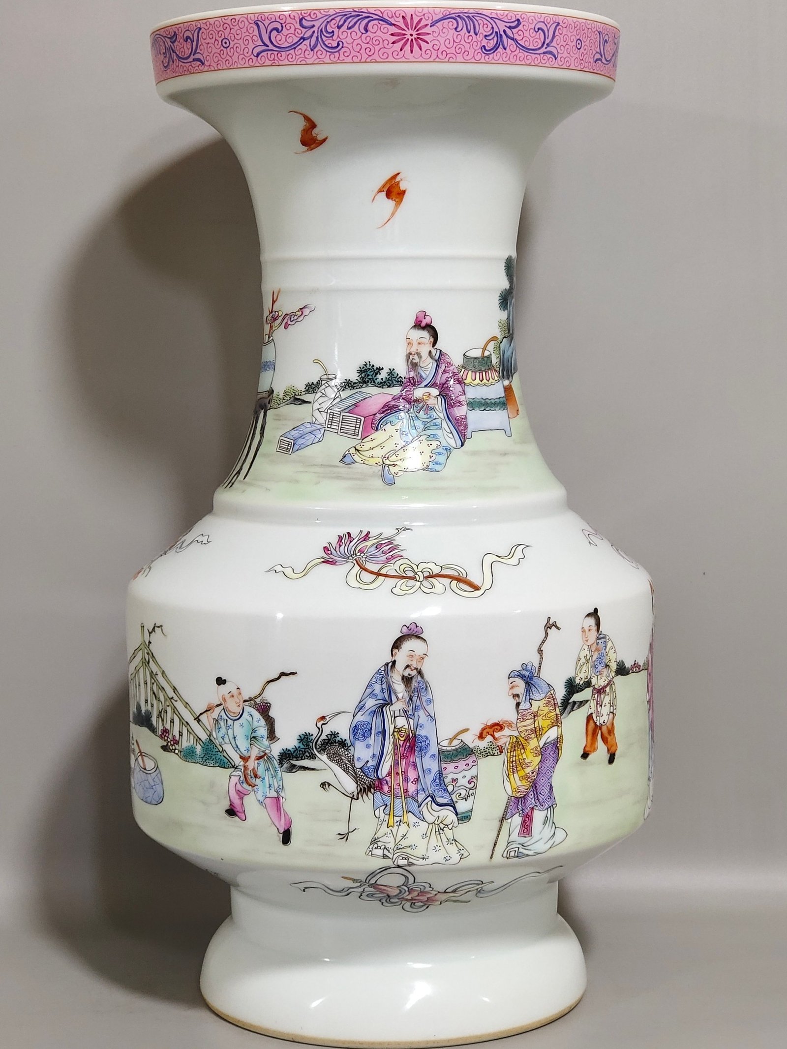 Qing Dynasty Yongzheng eight treasures pattern character story bottle