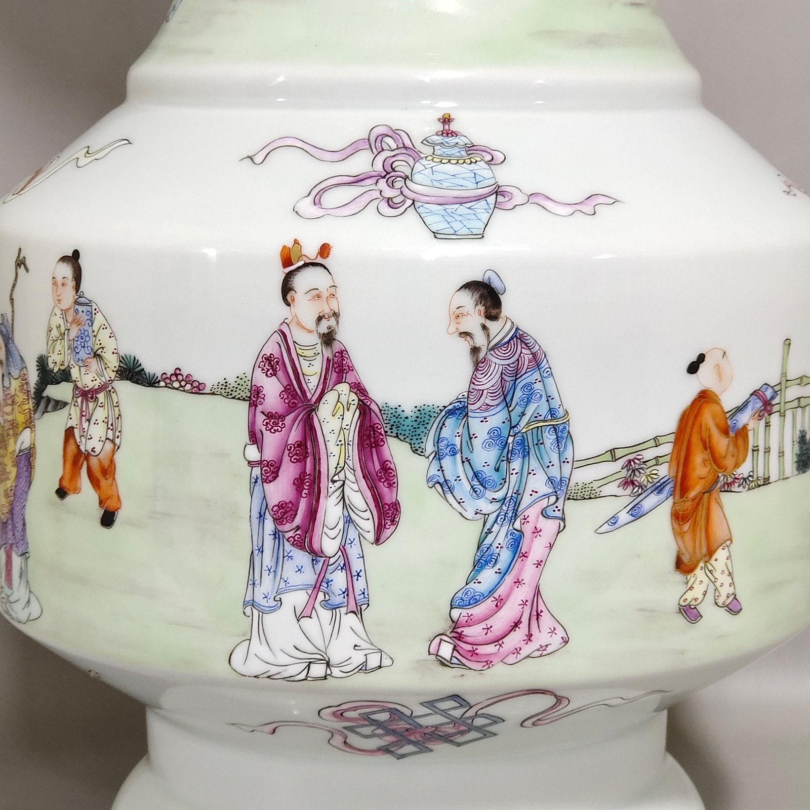 Qing Dynasty Yongzheng eight treasures pattern character story bottle