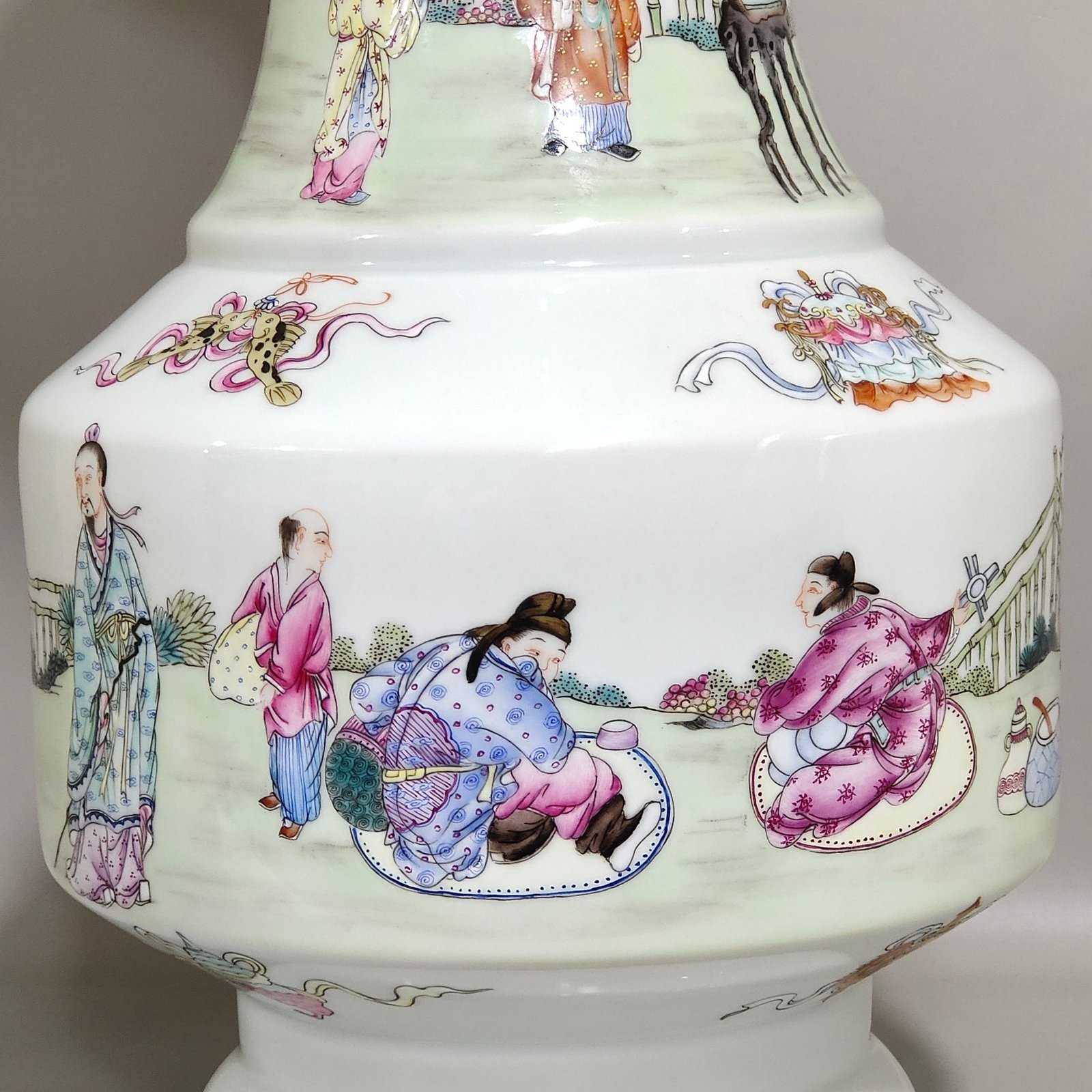 Qing Dynasty Yongzheng eight treasures pattern character story bottle