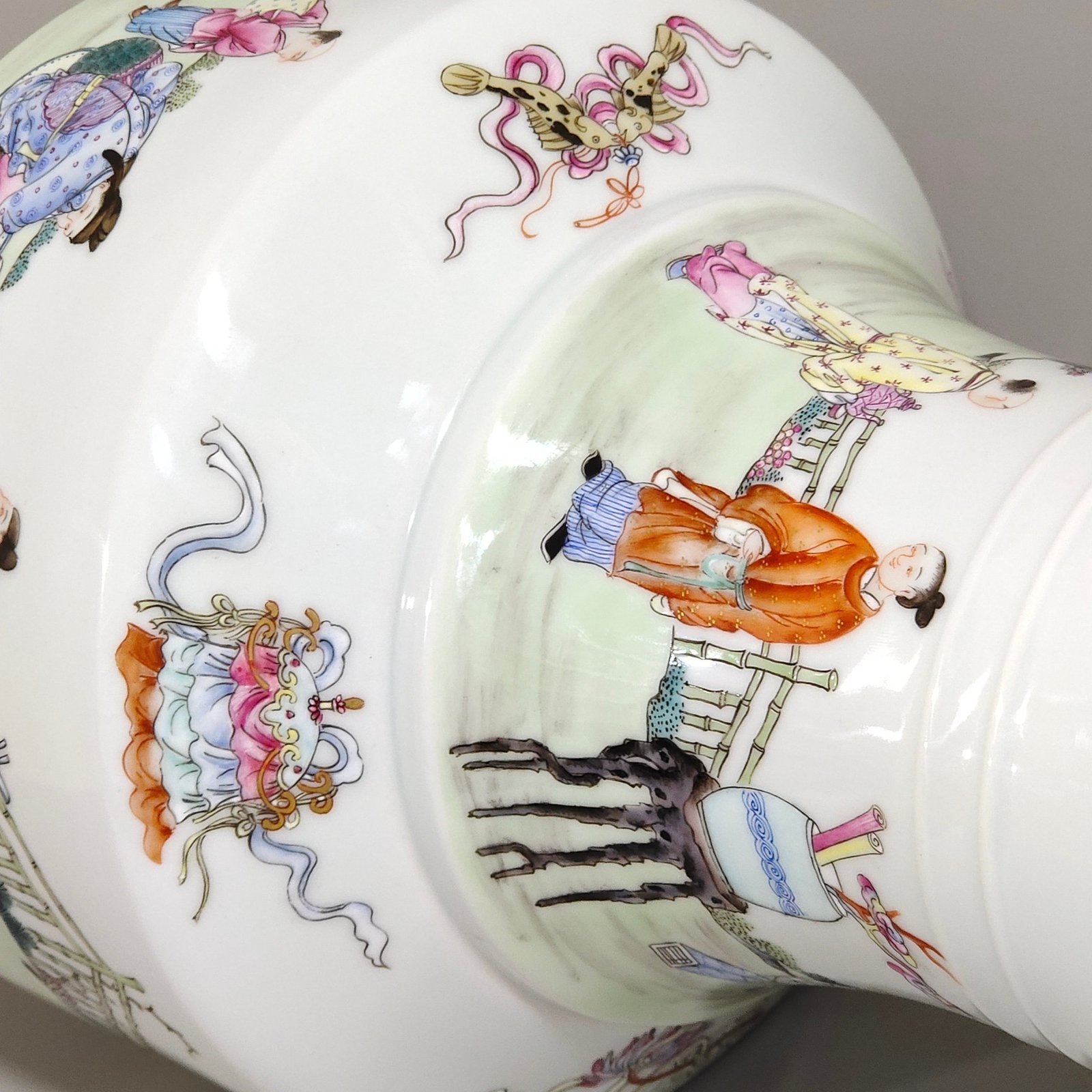 Qing Dynasty Yongzheng eight treasures pattern character story bottle