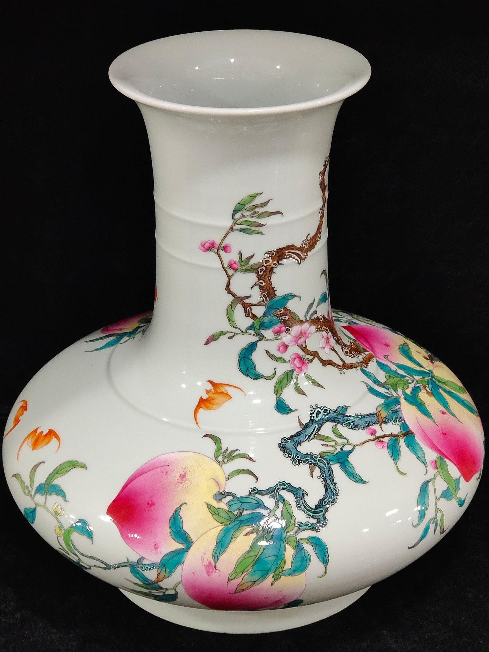 Qing Dynasty Yongzheng Eight Peach [Large] flat belly vase
