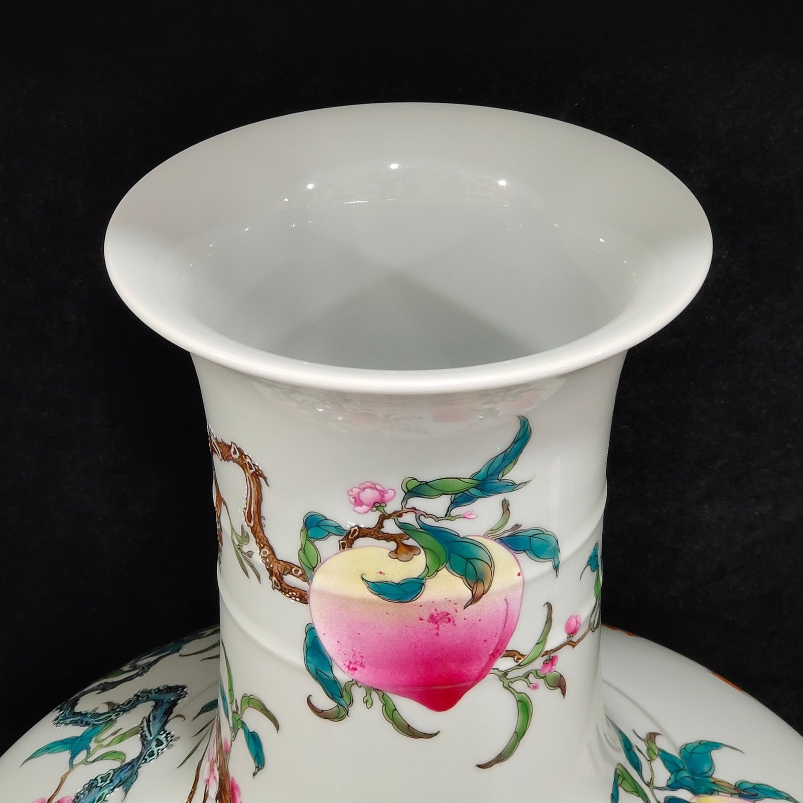 Qing Dynasty Yongzheng Eight Peach [Large] flat belly vase