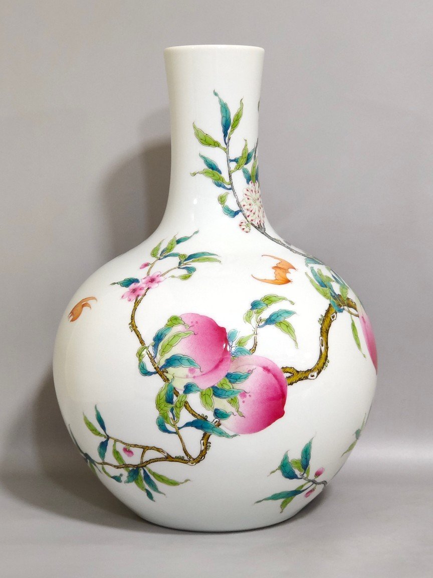 Qing Dynasty Yongzheng Eight Peach Celestial Ball Vase