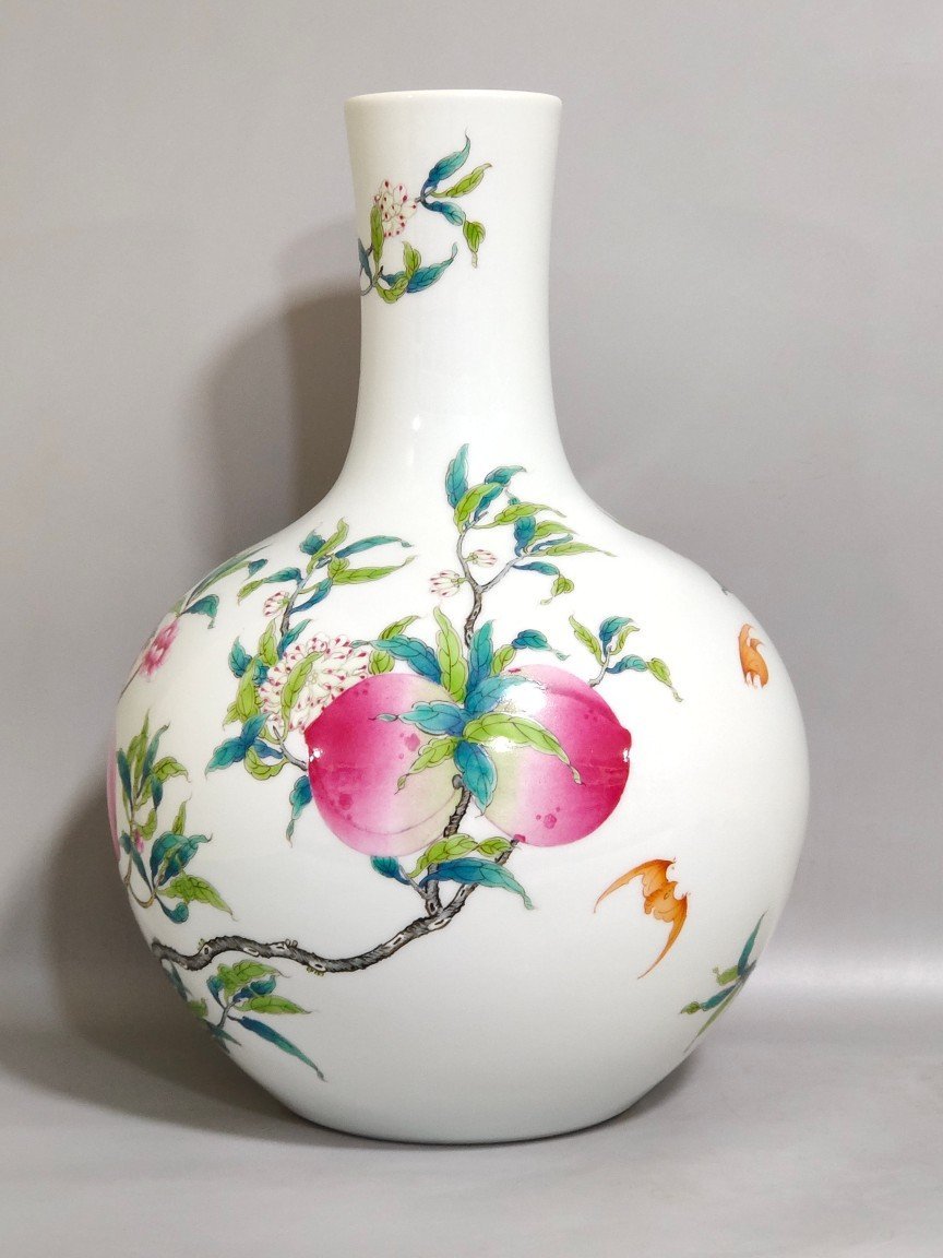 Qing Dynasty Yongzheng Eight Peach Celestial Ball Vase