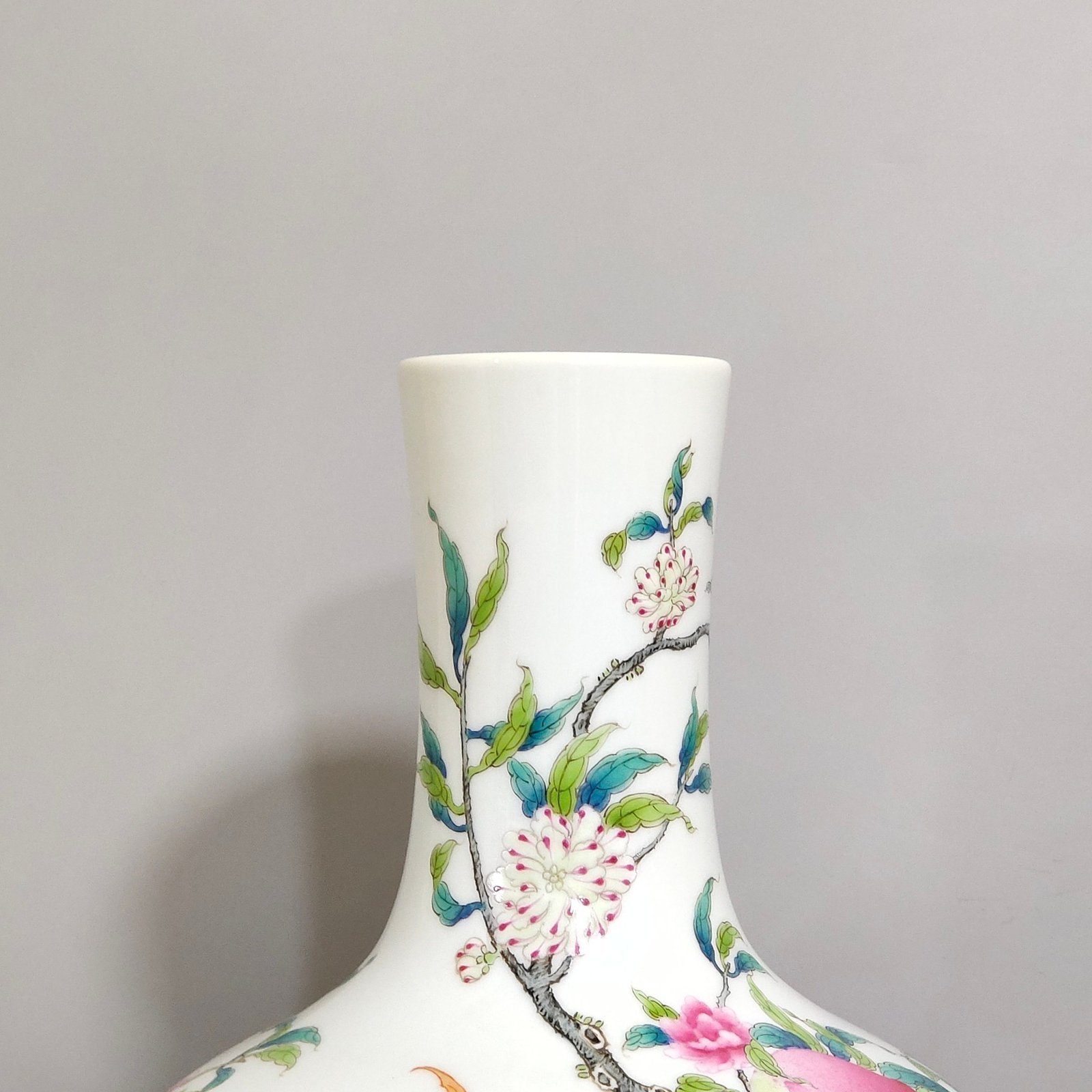 Qing Dynasty Yongzheng Eight Peach Celestial Ball Vase