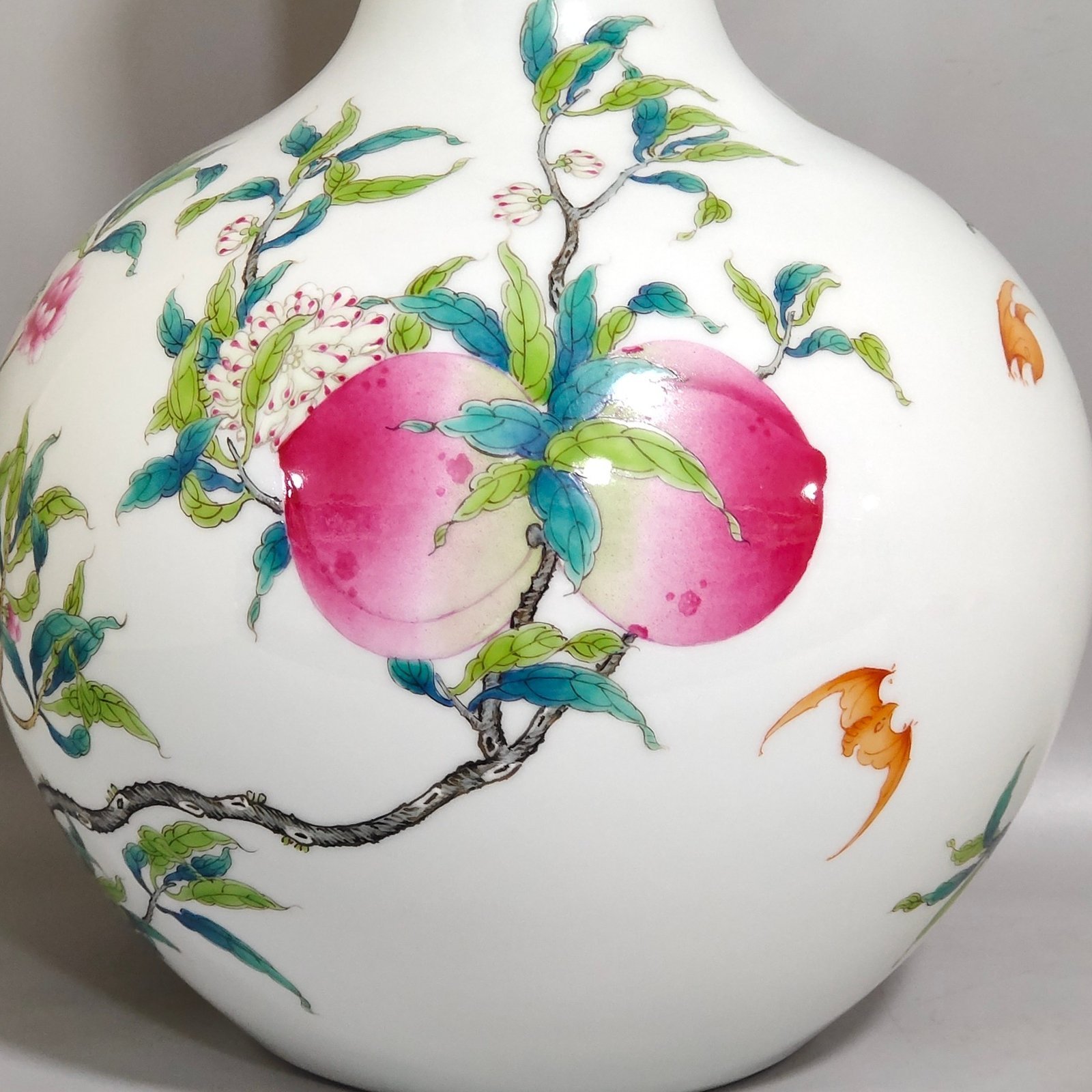 Qing Dynasty Yongzheng Eight Peach Celestial Ball Vase