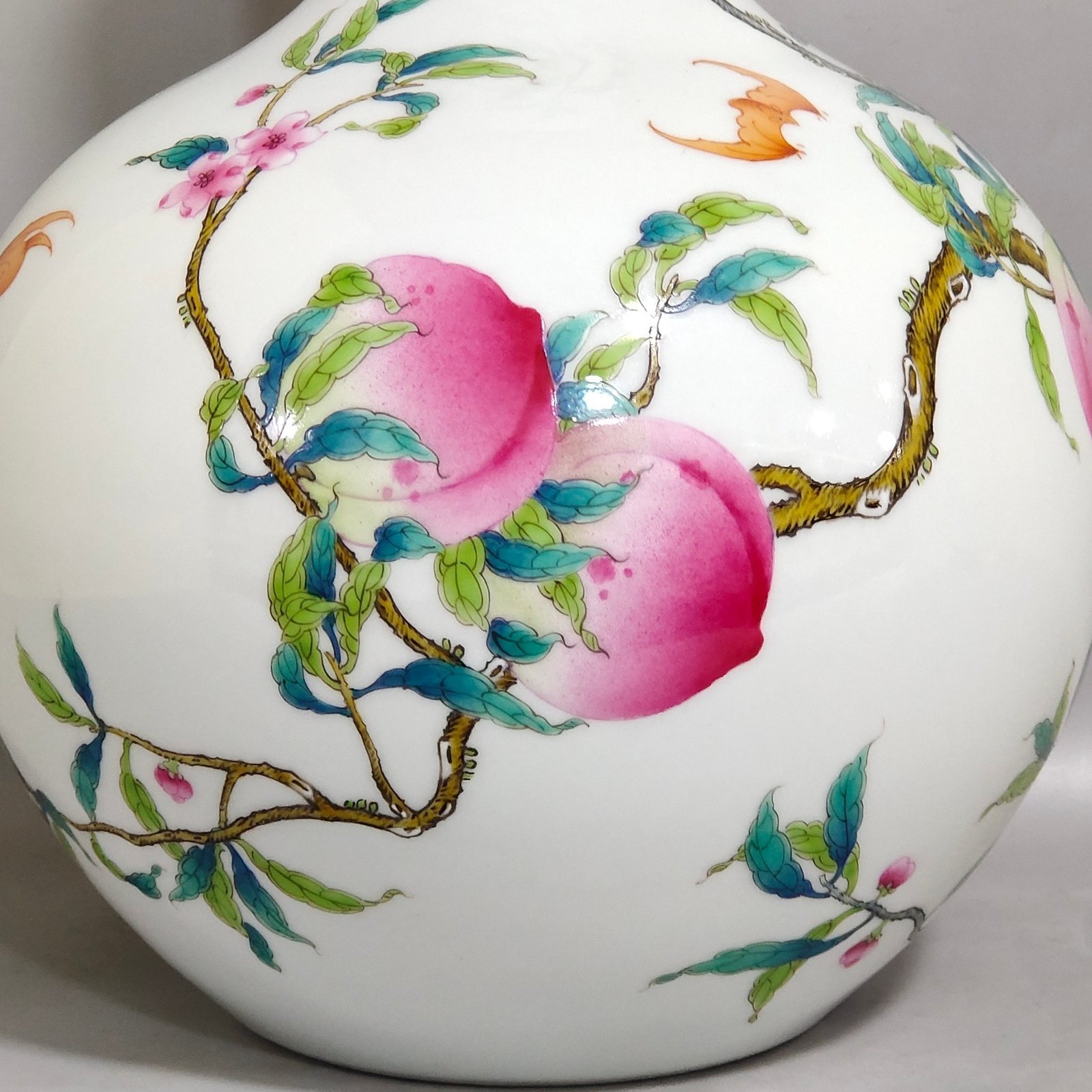 Qing Dynasty Yongzheng Eight Peach Celestial Ball Vase