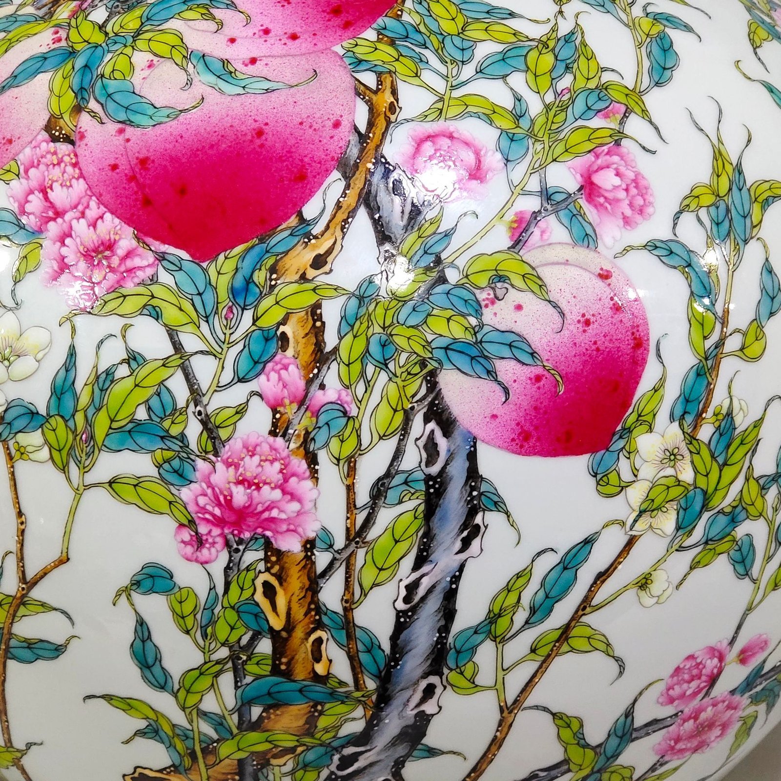 Qing Dynasty Yongzheng Eight Peach Celestial Ball Vase