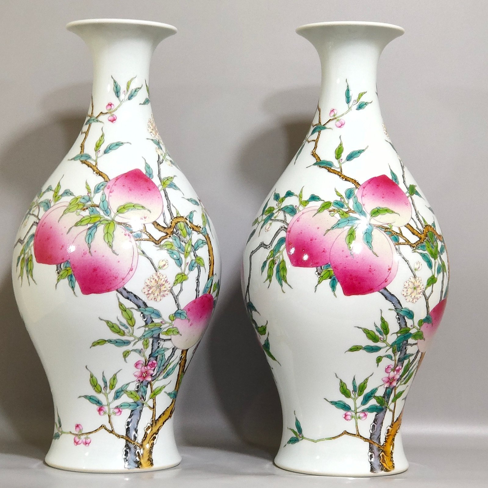 Qing Dynasty Yongzheng Eight Peach Olive Vase