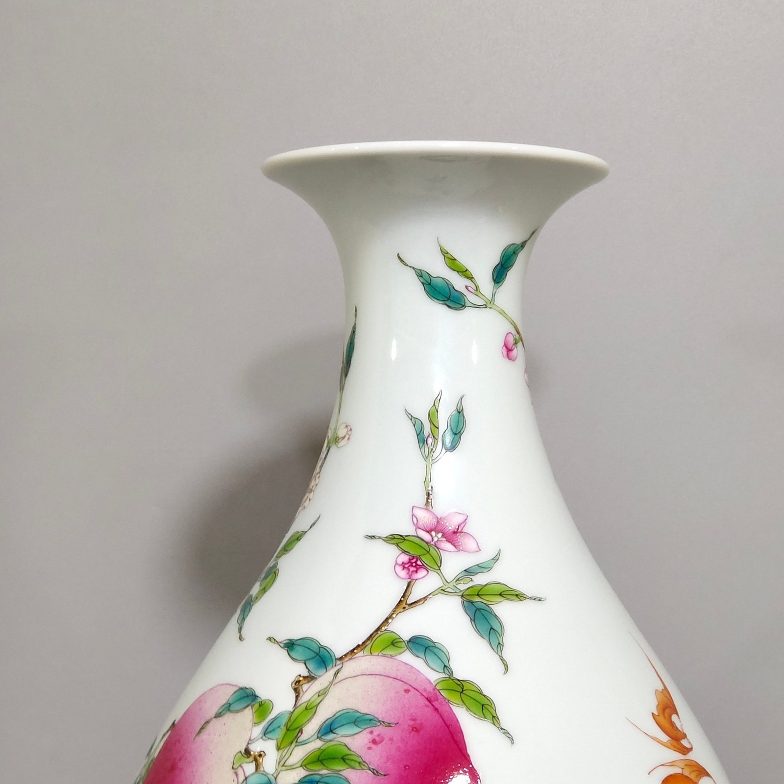 Qing Dynasty Yongzheng Eight Peach Olive Vase