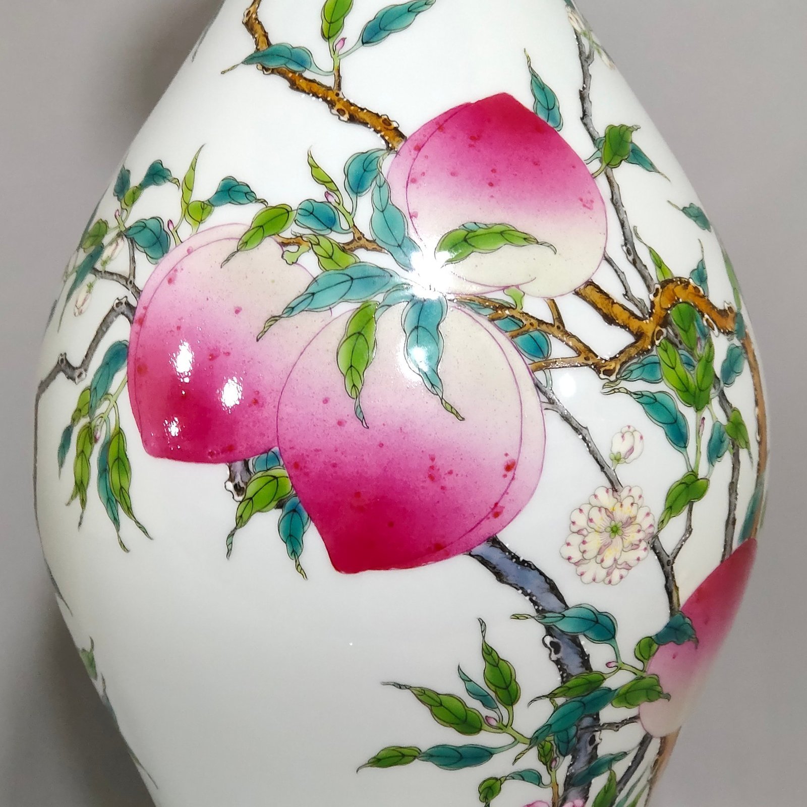 Qing Dynasty Yongzheng Eight Peach Olive Vase
