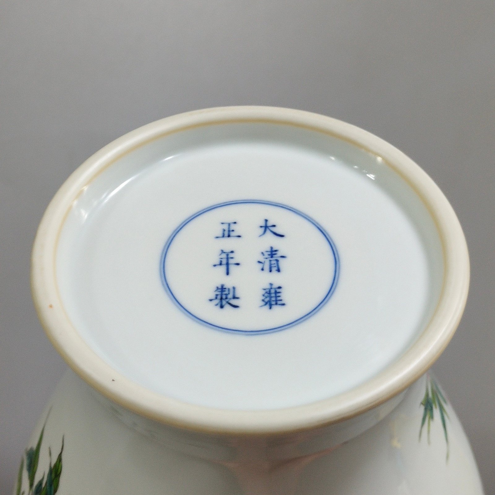 Qing Dynasty Yongzheng Eight Peach Olive Vase