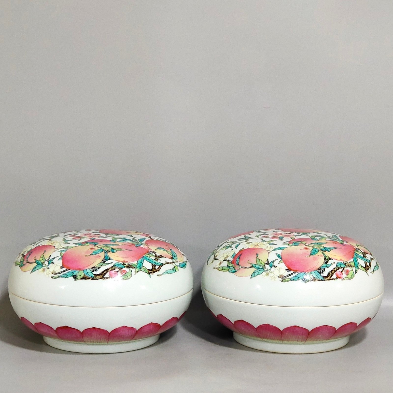 Qing Dynasty Yongzheng Eight Peach Lotus Petal Fruit Box