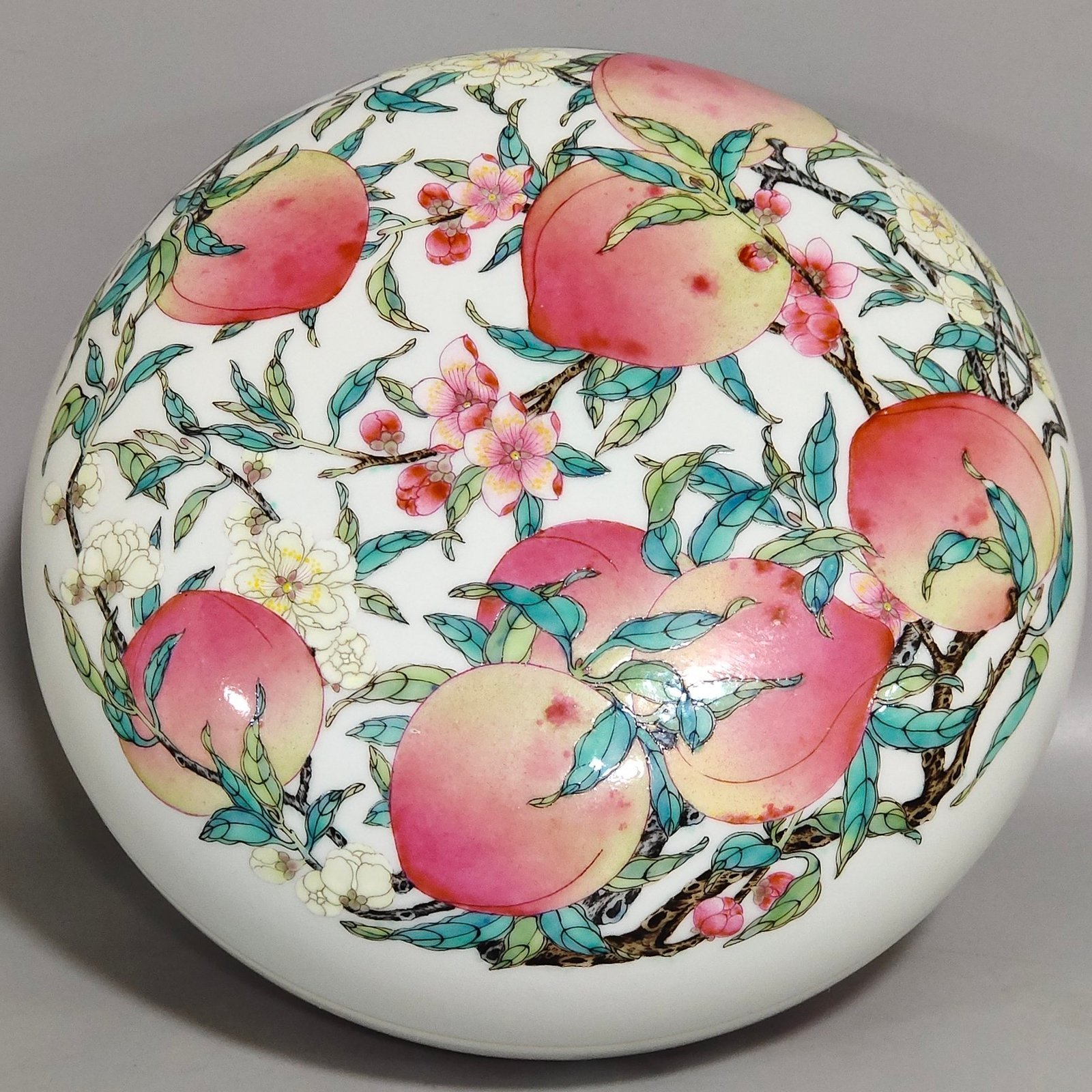 Qing Dynasty Yongzheng Eight Peach Lotus Petal Fruit Box