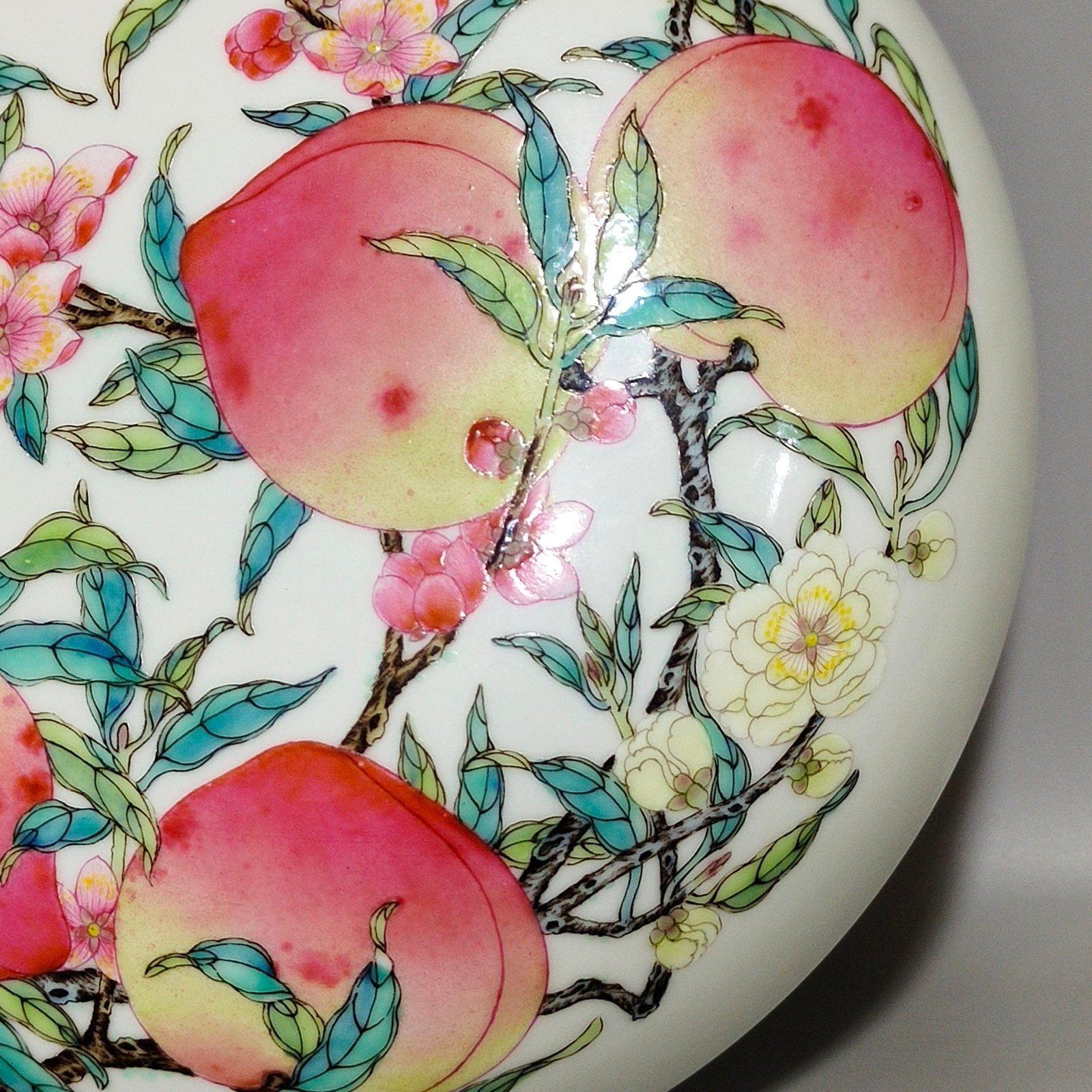 Qing Dynasty Yongzheng Eight Peach Lotus Petal Fruit Box