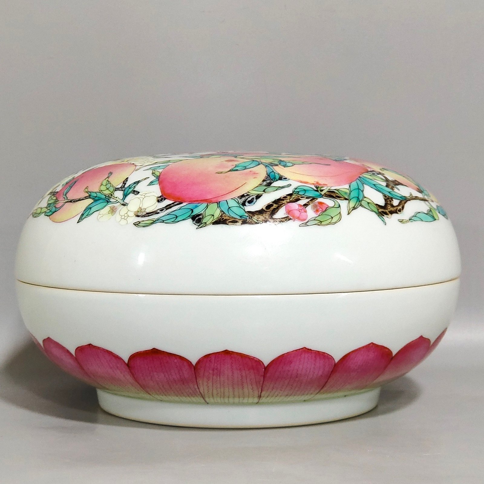 Qing Dynasty Yongzheng Eight Peach Lotus Petal Fruit Box