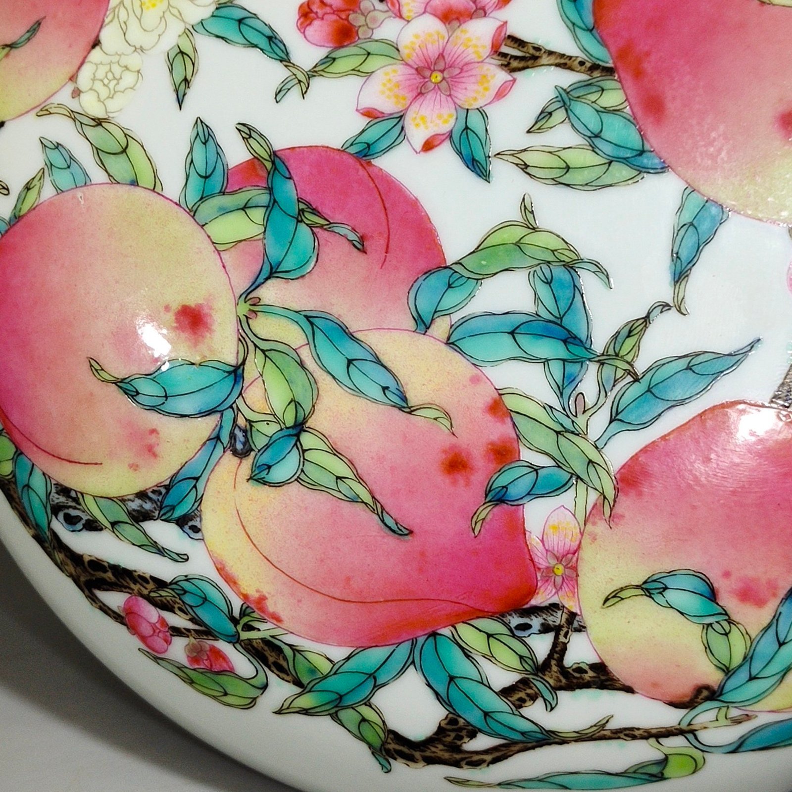 Qing Dynasty Yongzheng Eight Peach Lotus Petal Fruit Box
