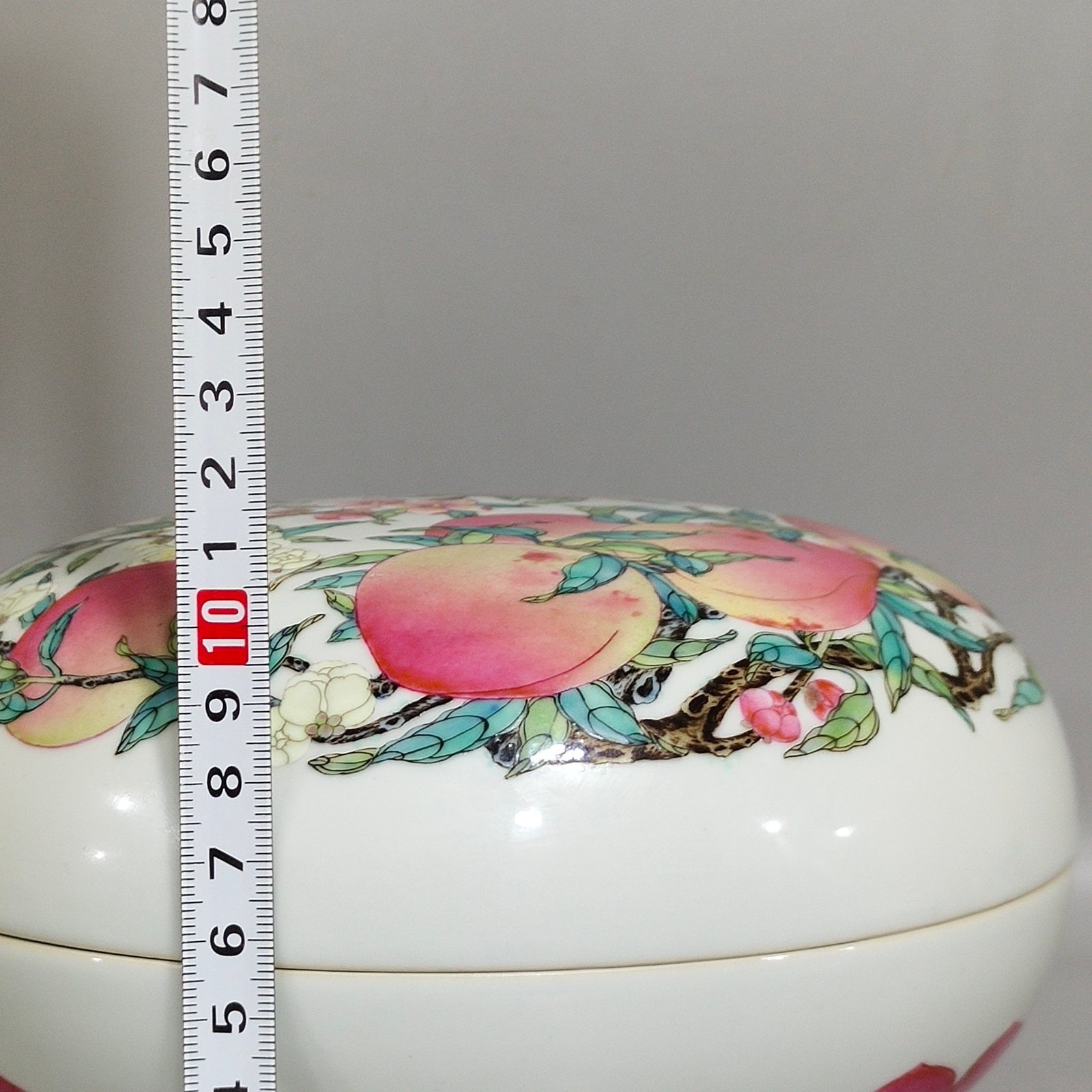 Qing Dynasty Yongzheng Eight Peach Lotus Petal Fruit Box