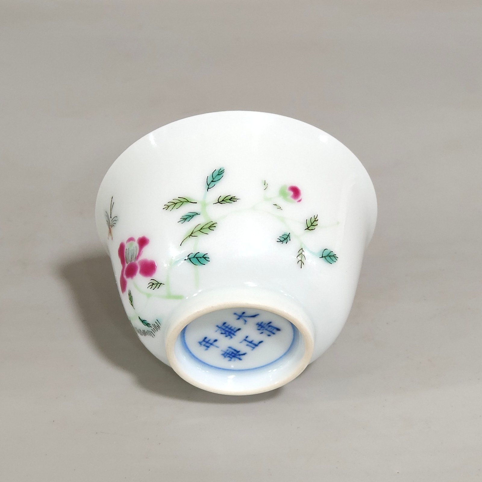 Qing Dynasty Yongzheng A pair of cups with inner orchid and outer butterfly love pattern