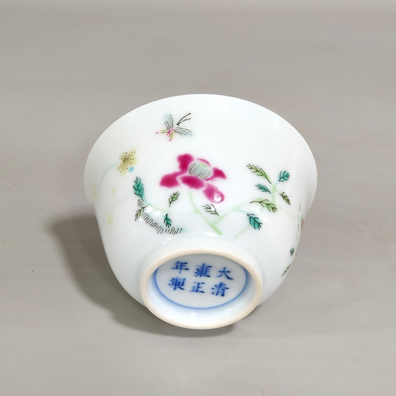 Qing Dynasty Yongzheng A pair of cups with inner orchid and outer butterfly love pattern