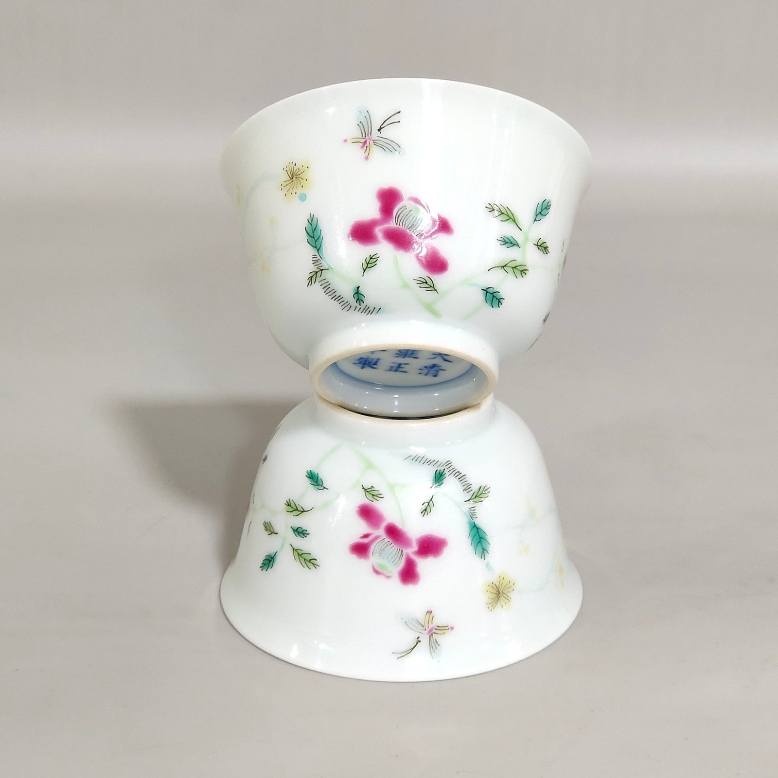 Qing Dynasty Yongzheng A pair of cups with inner orchid and outer butterfly love pattern