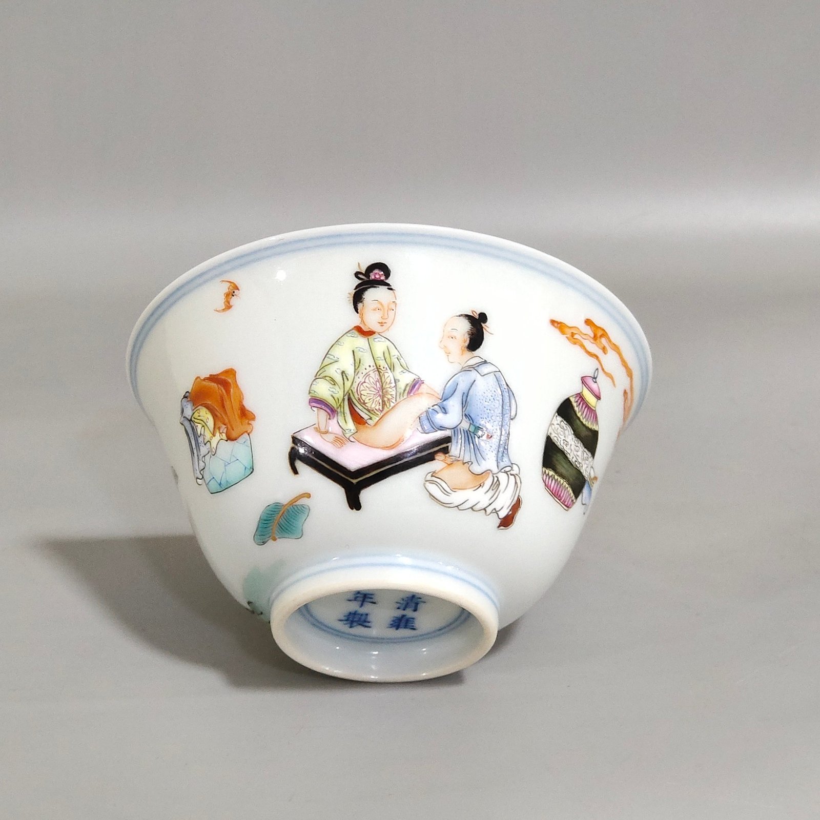 Qing Dynasty Yongzheng inner blue and white character story cup