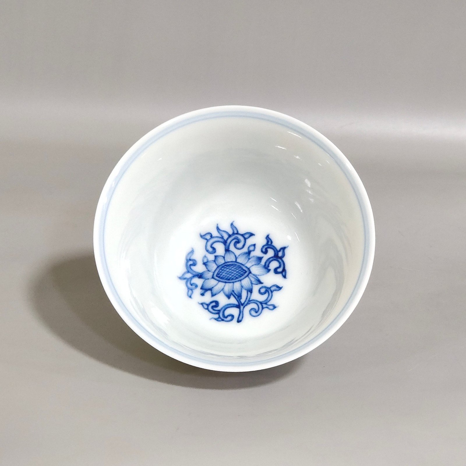 Qing Dynasty Yongzheng inner blue and white character story cup