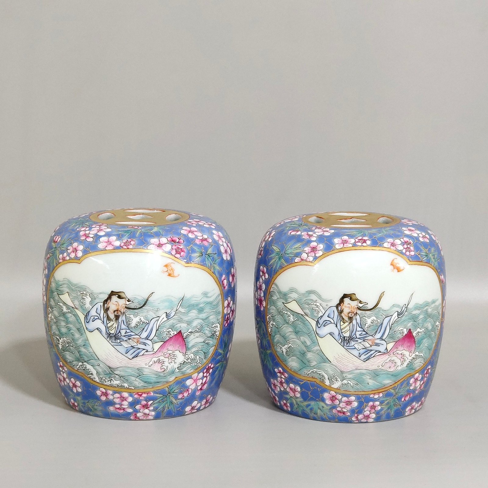 Qing Dynasty Yongzheng Ice Plum Blossom Window Immortal Riding on a Lotus Xiudun