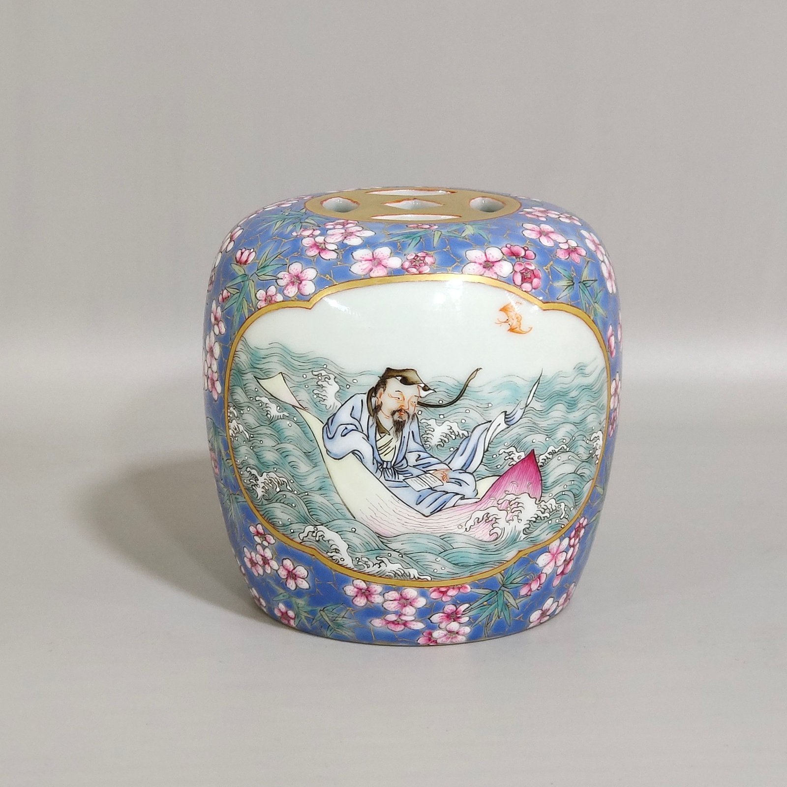 Qing Dynasty Yongzheng Ice Plum Blossom Window Immortal Riding on a Lotus Xiudun