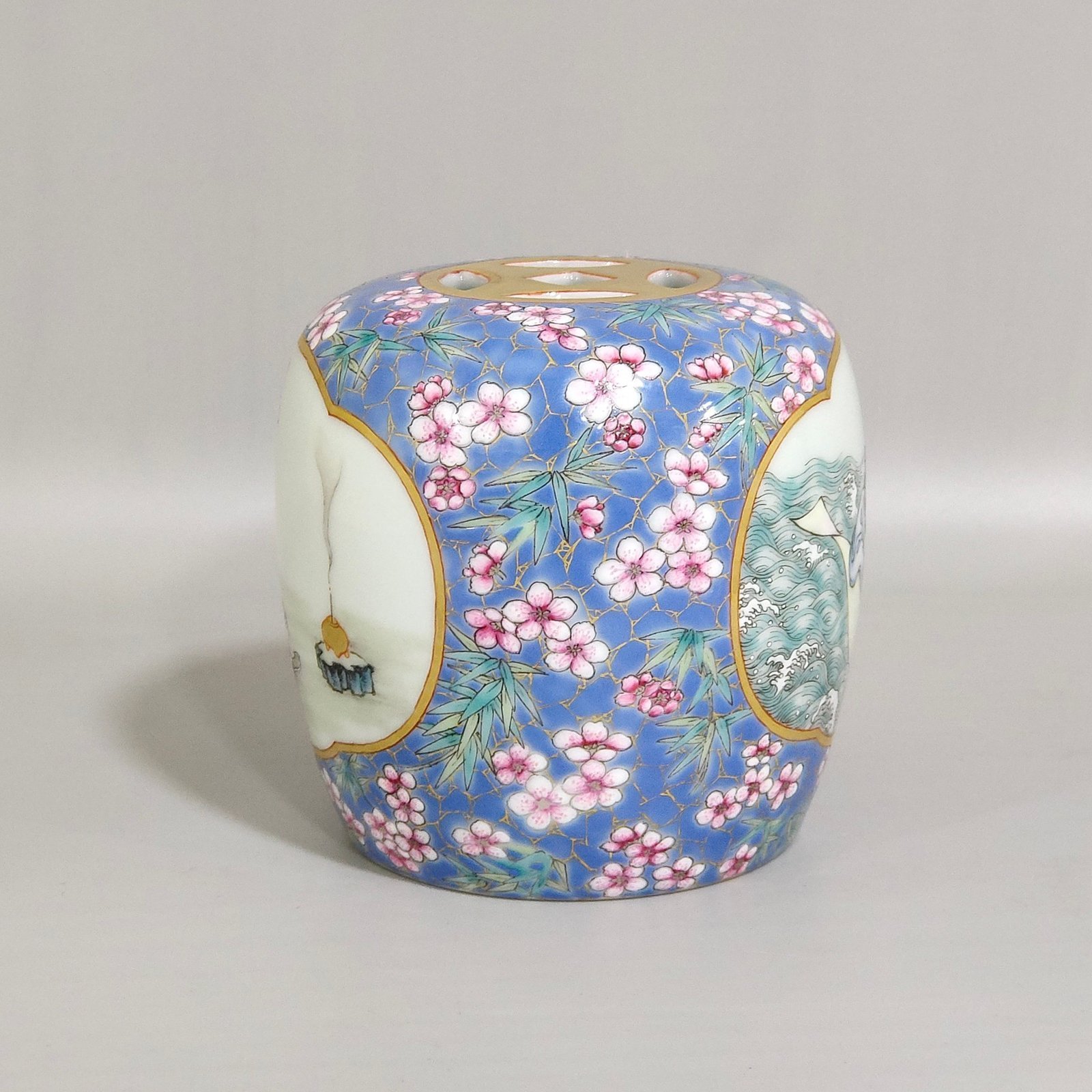Qing Dynasty Yongzheng Ice Plum Blossom Window Immortal Riding on a Lotus Xiudun