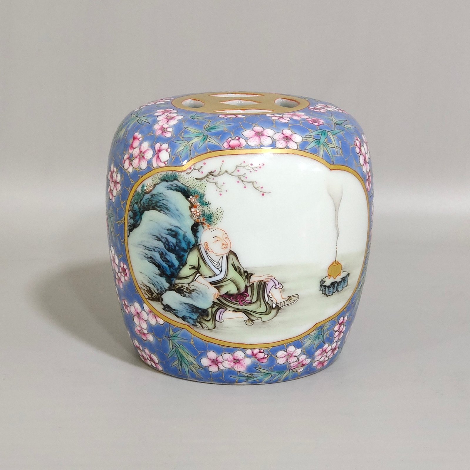 Qing Dynasty Yongzheng Ice Plum Blossom Window Immortal Riding on a Lotus Xiudun