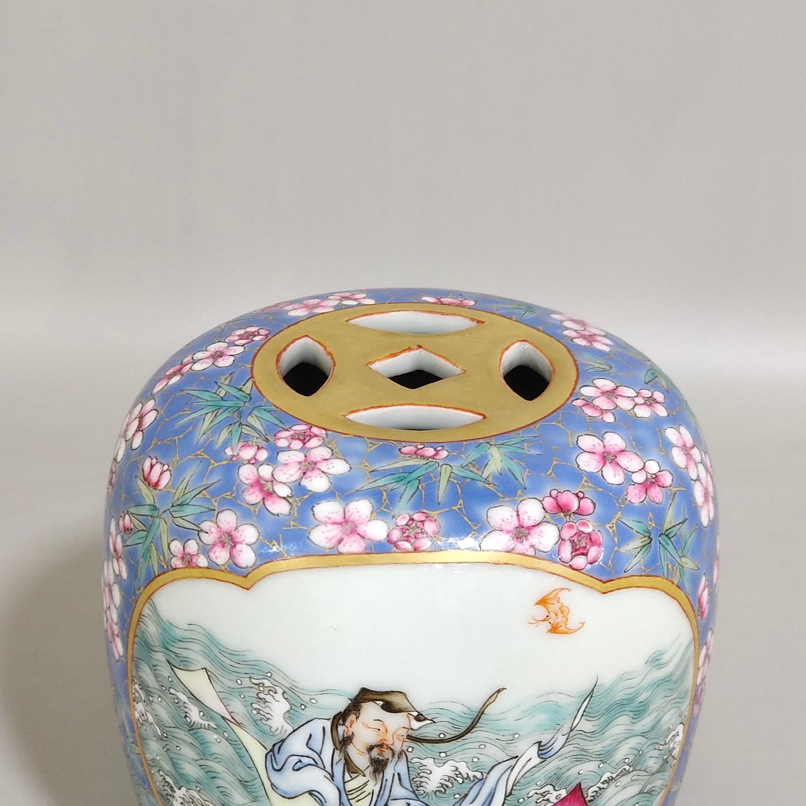 Qing Dynasty Yongzheng Ice Plum Blossom Window Immortal Riding on a Lotus Xiudun
