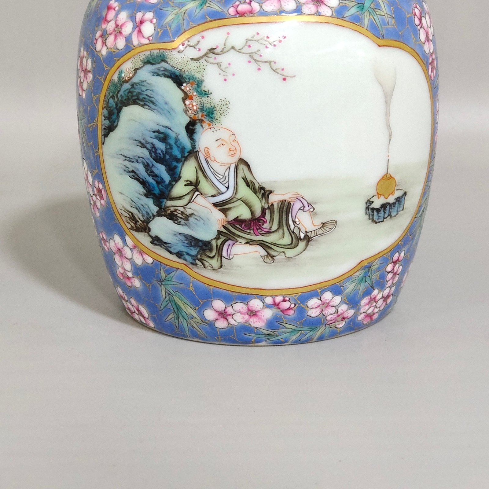 Qing Dynasty Yongzheng Ice Plum Blossom Window Immortal Riding on a Lotus Xiudun